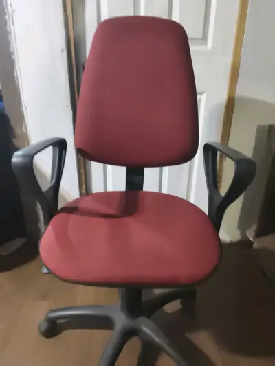 Silla de oficina roja ajustable - miniatura 1