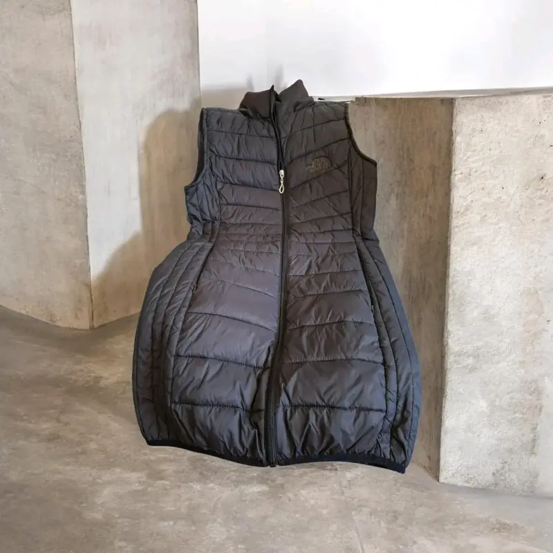 Parka sin mangas negro acolchado