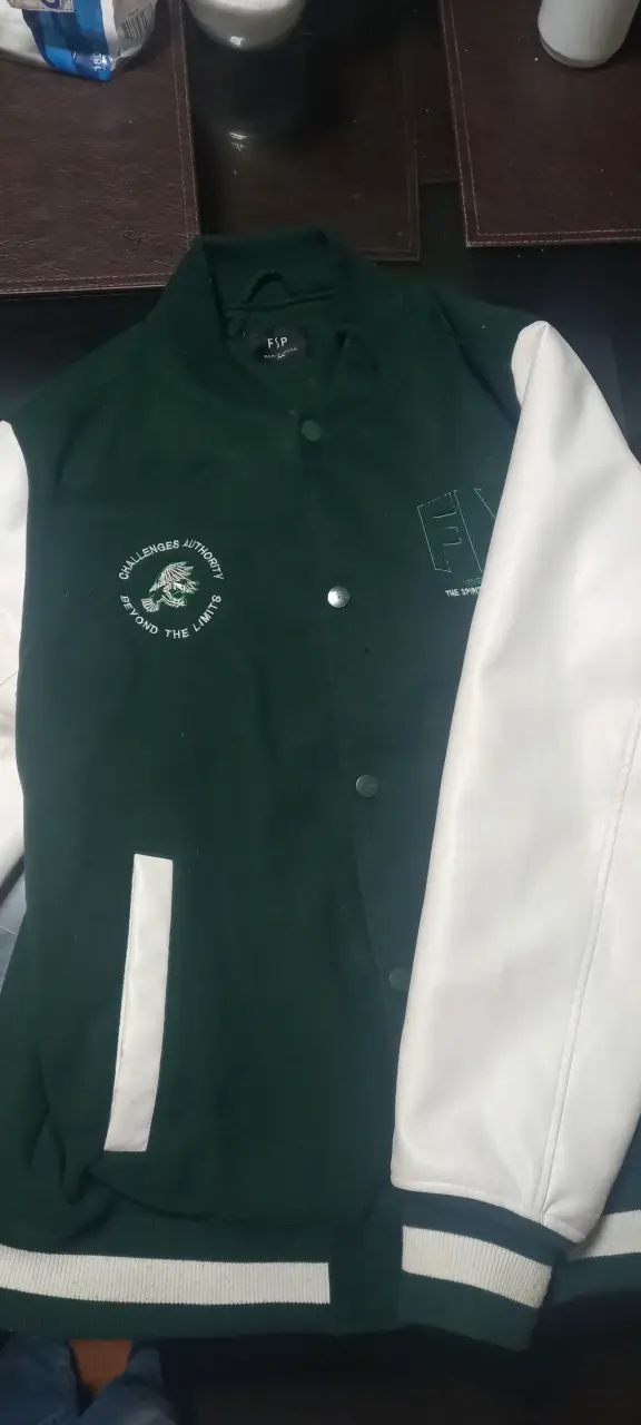 Chaqueta verde con mangas blancas