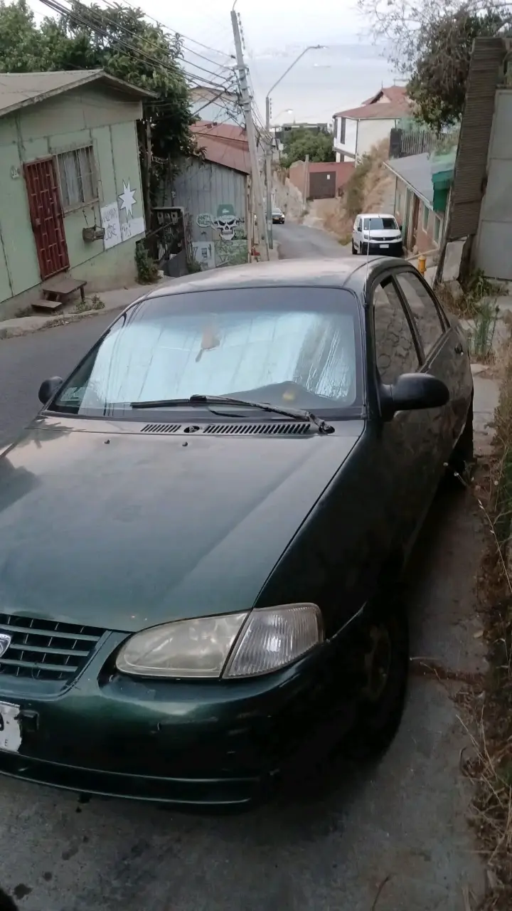 Auto sedán verde oscuro