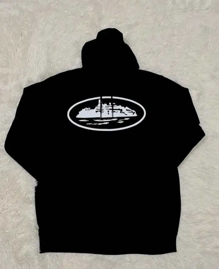 Polerón negro con diseño gráfico