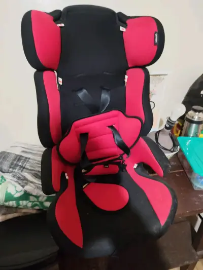 Silla de auto para bebé roja y negra - miniatura 1