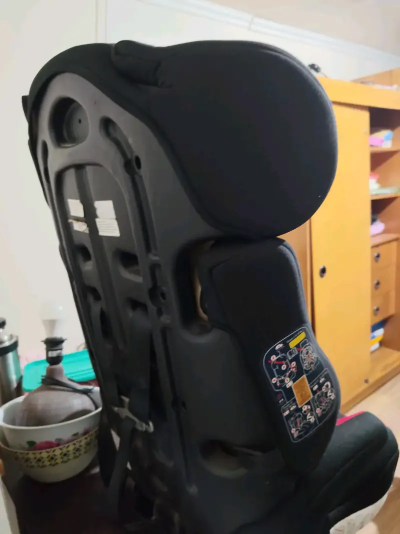Silla de auto para bebé roja y negra - 2