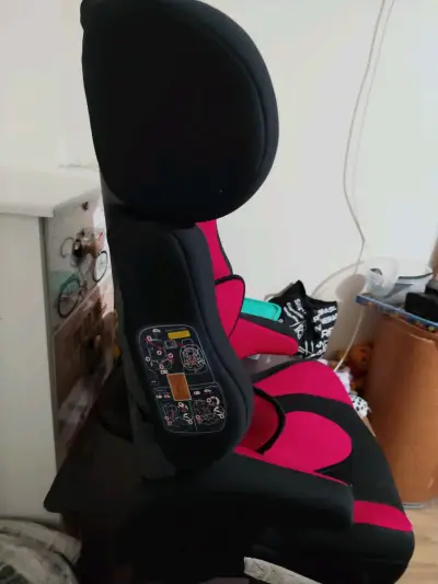 Silla de auto para bebé roja y negra - miniatura 3