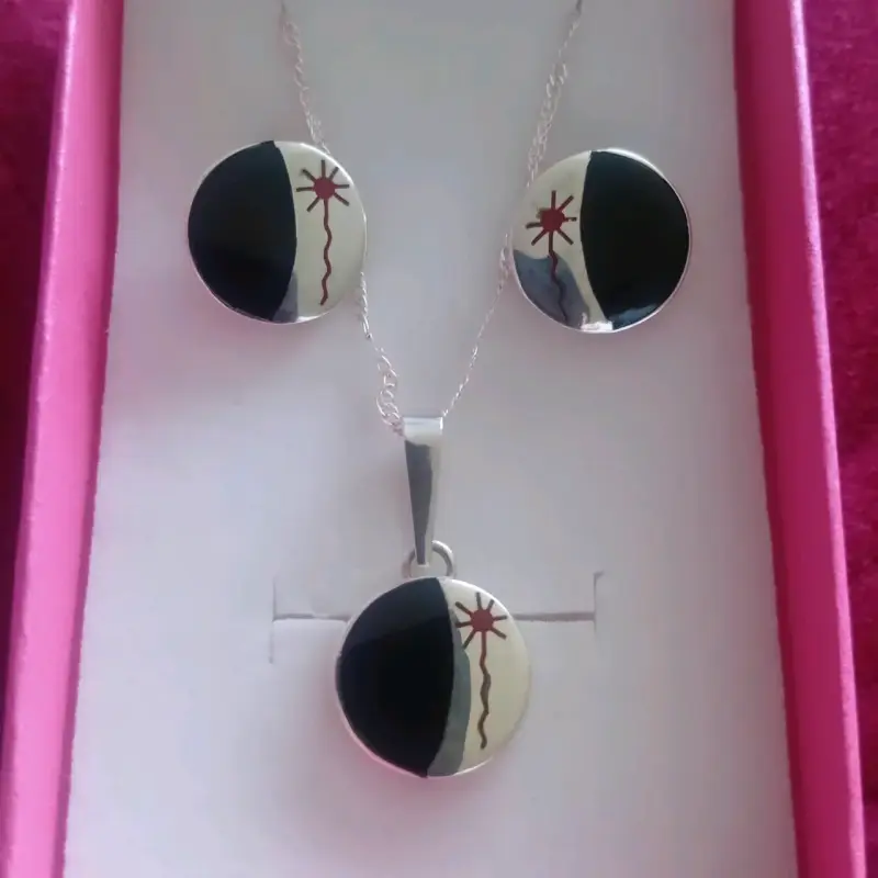 Set de joyas en blanco y negro