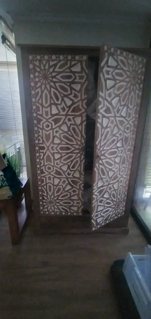 Armario de madera tallada