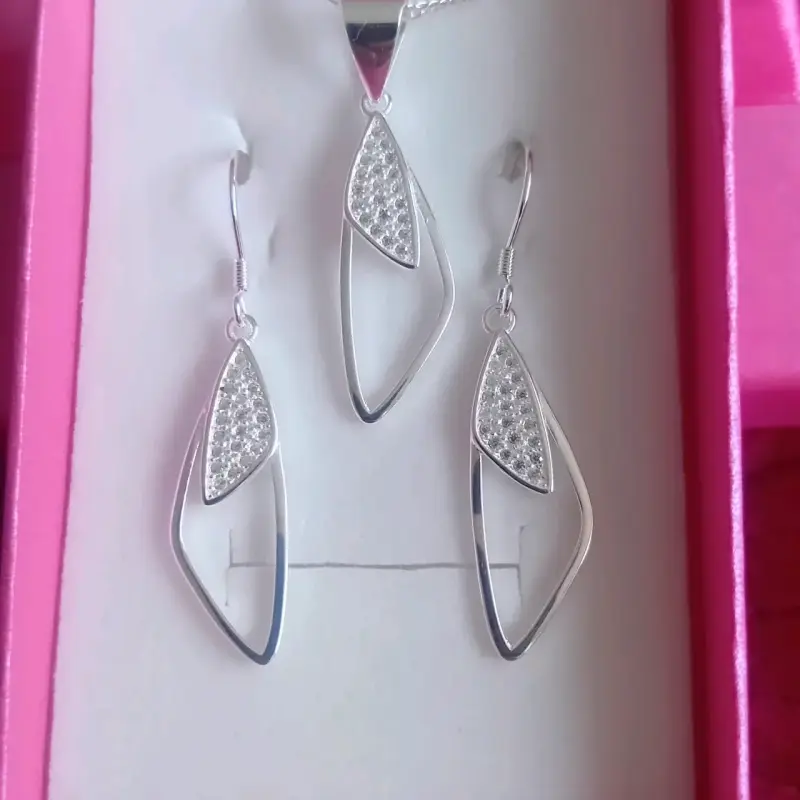 Conjunto de joyería plateada