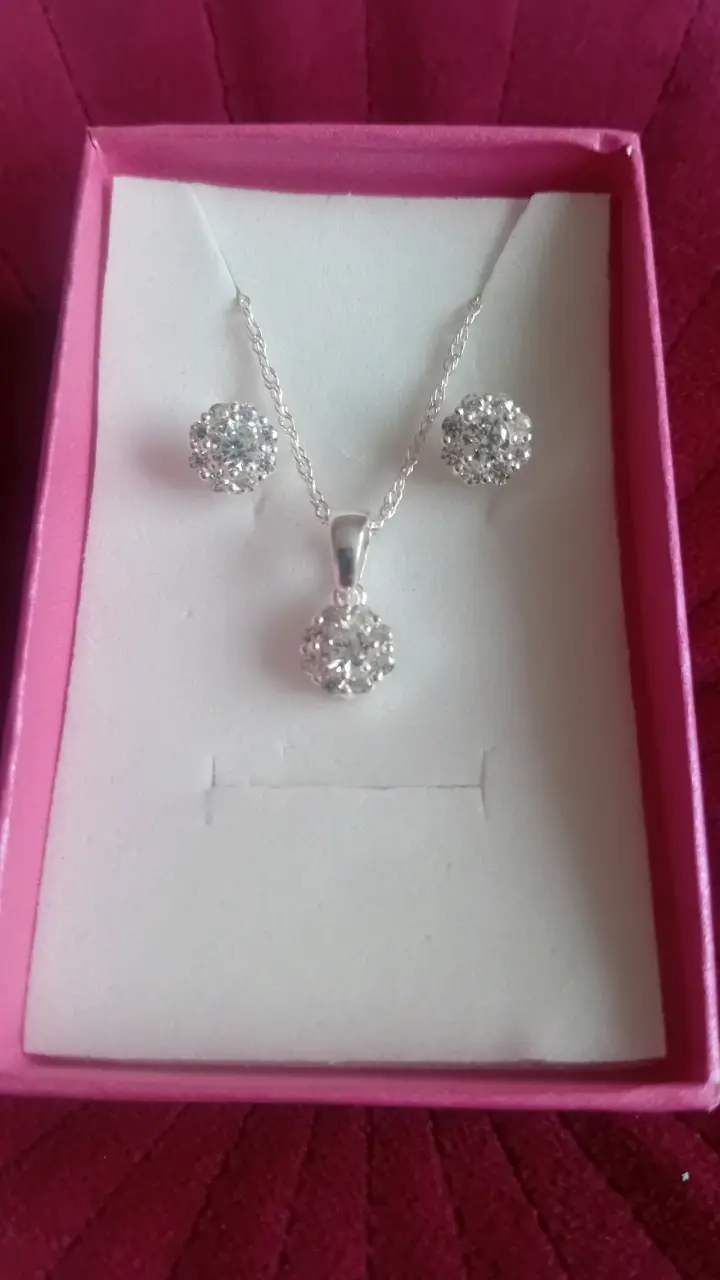 Juego de collar y aros brillantes