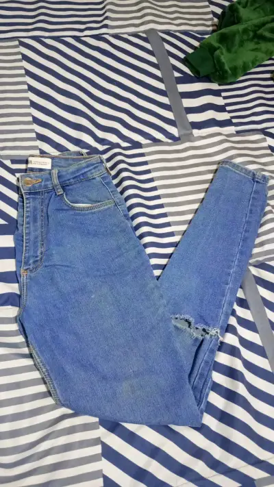 Jeans azules rotos para mujer - miniatura 1