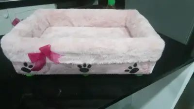 Cama rosa para mascota reciclaje - miniatura 1