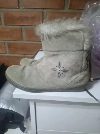 Botas beige con diseño bordado - miniatura 1