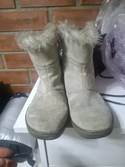 Botas beige con diseño bordado - miniatura 2