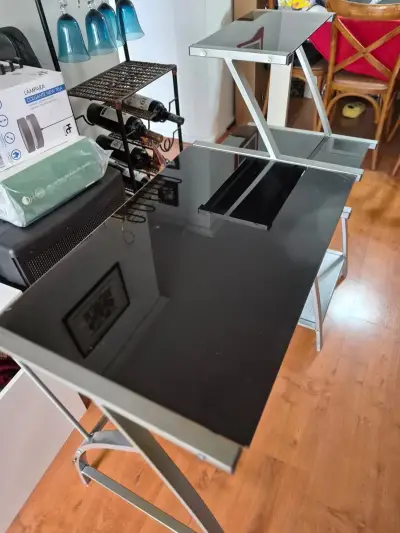 Escritorio de vidrio negro moderno - miniatura 1