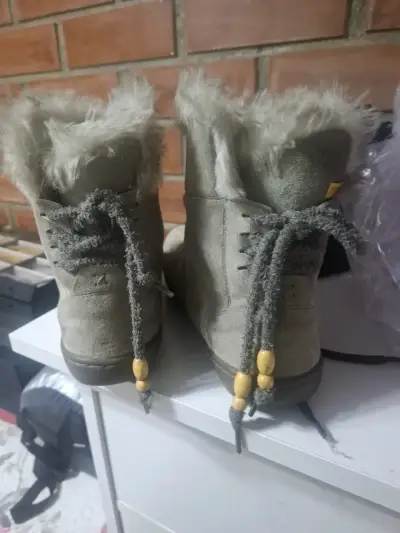 Botas beige con diseño bordado - miniatura 3