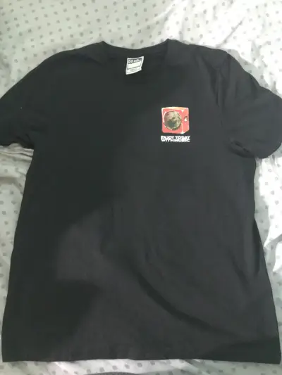 Polera negra con estampado - miniatura 1