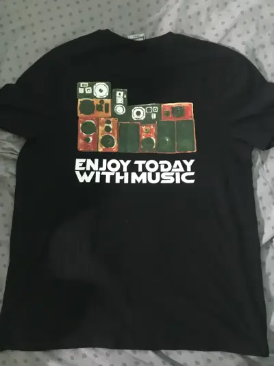 Polera negra con estampado - miniatura 2