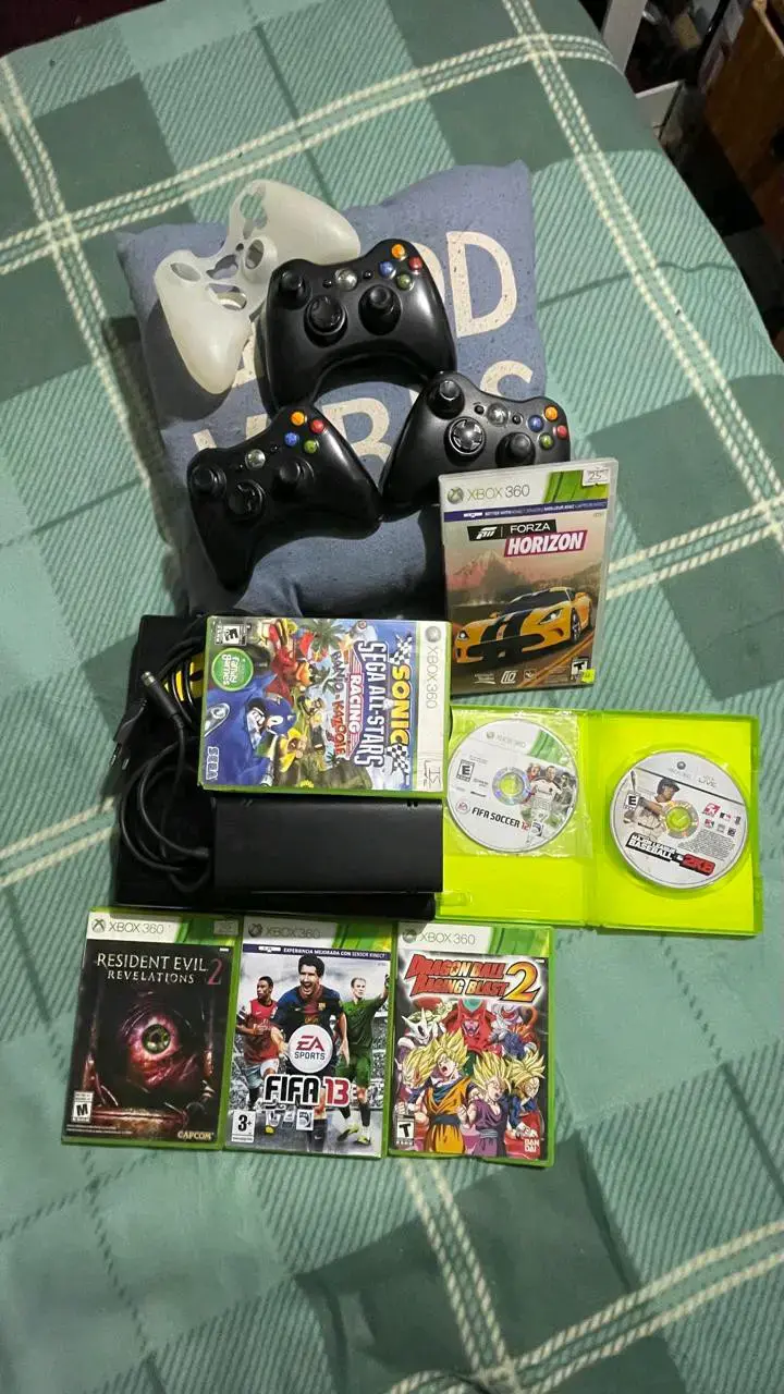 Consola Xbox 360 con juegos y controles