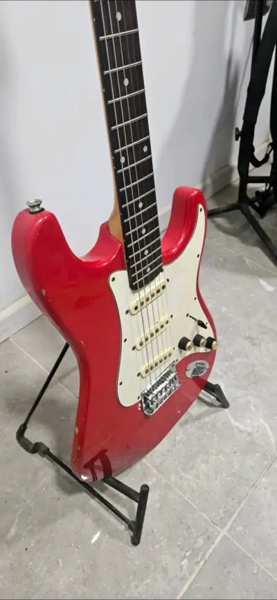 Guitarra eléctrica Squier Bullet - miniatura 1