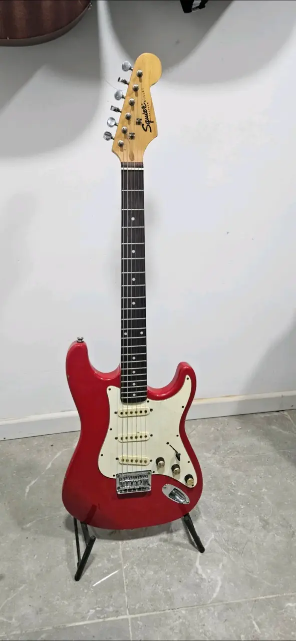 Guitarra eléctrica Squier Bullet - 2