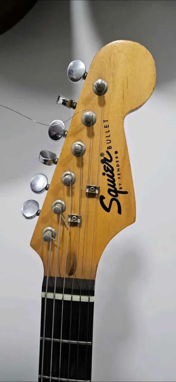 Guitarra eléctrica Squier Bullet - 3
