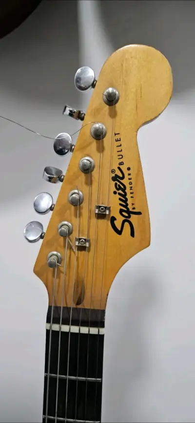 Guitarra eléctrica Squier Bullet - miniatura 3
