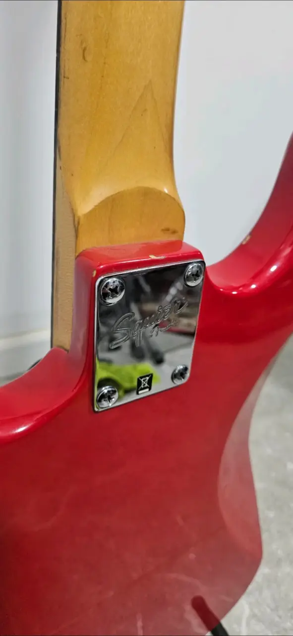 Guitarra eléctrica Squier Bullet - 4