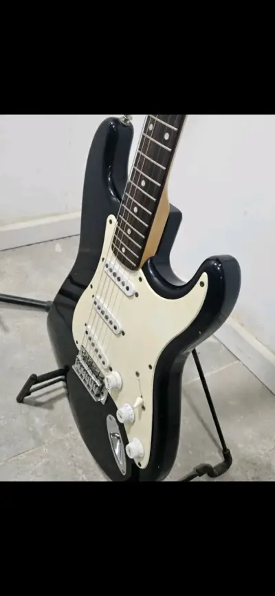 Guitarra eléctrica Squier BulletStrat - miniatura 1