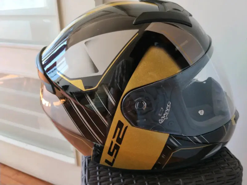 Casco integral LS2 negro y dorado - 1