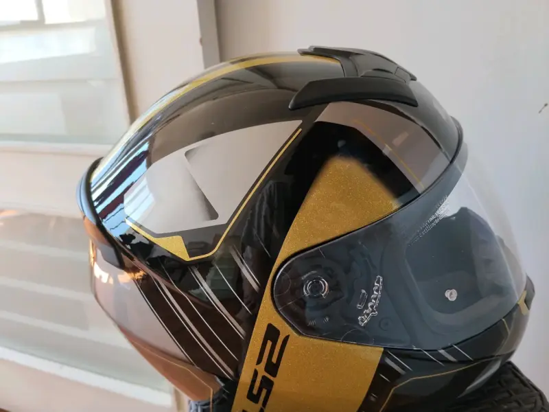 Casco integral LS2 negro y dorado - 2
