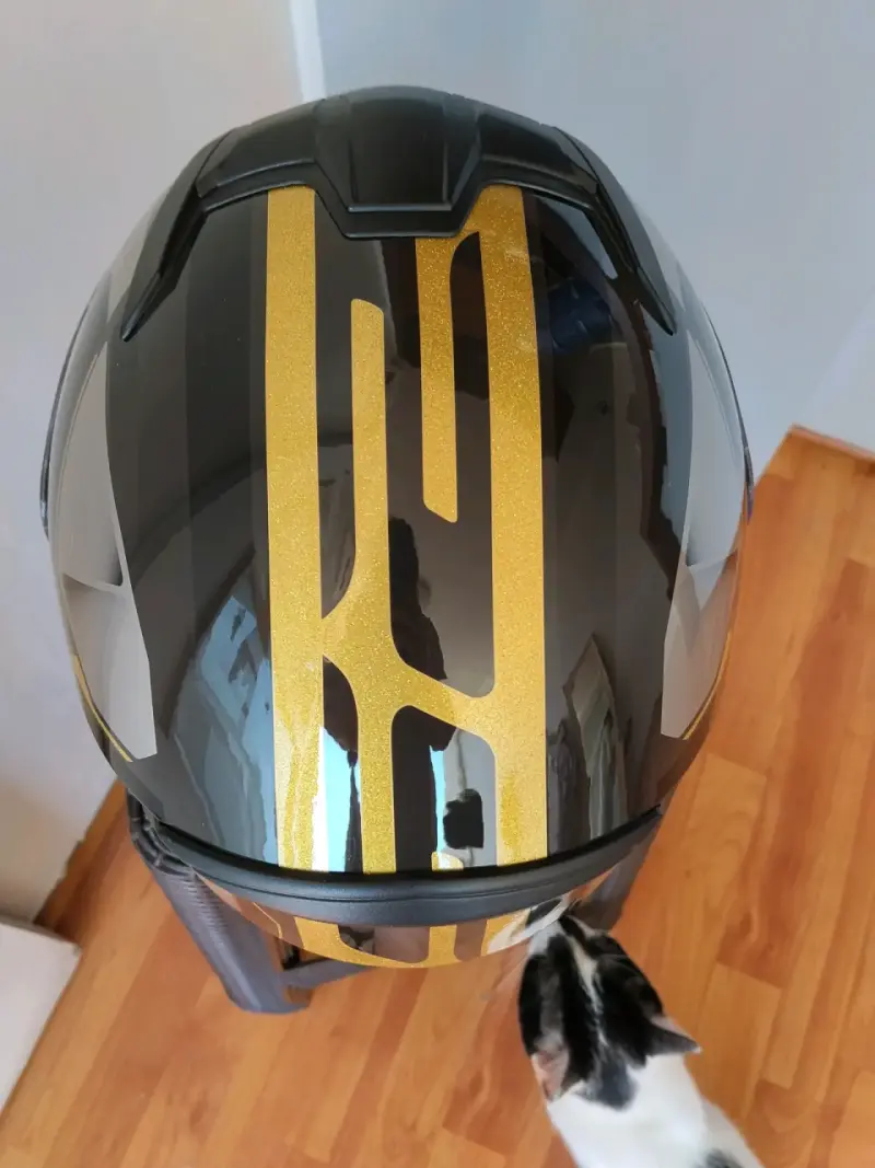 Casco integral LS2 negro y dorado - 4