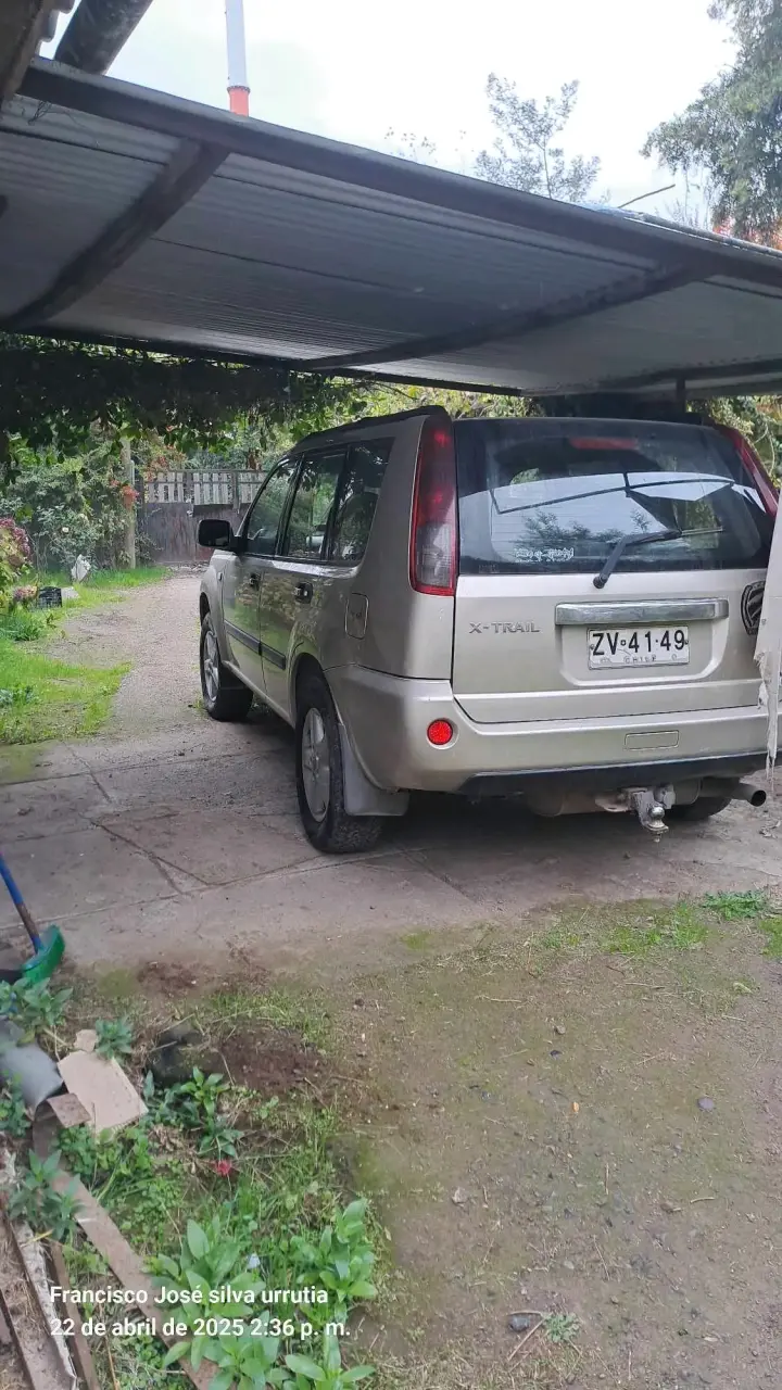 Camioneta SUV X-Trail plata - 1