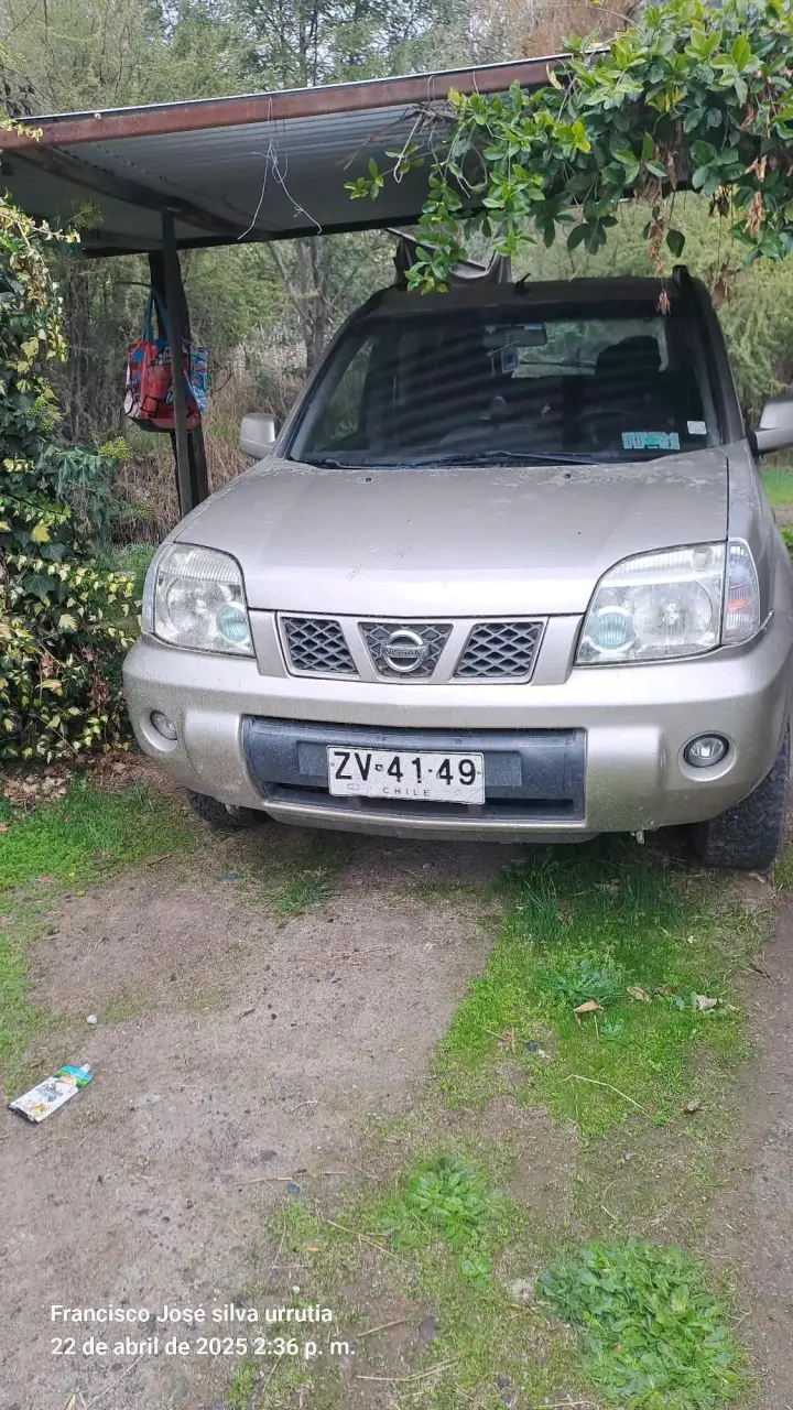 Camioneta SUV X-Trail plata - 2