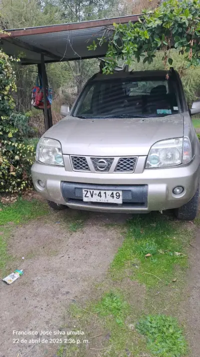 Camioneta SUV X-Trail plata - miniatura 2