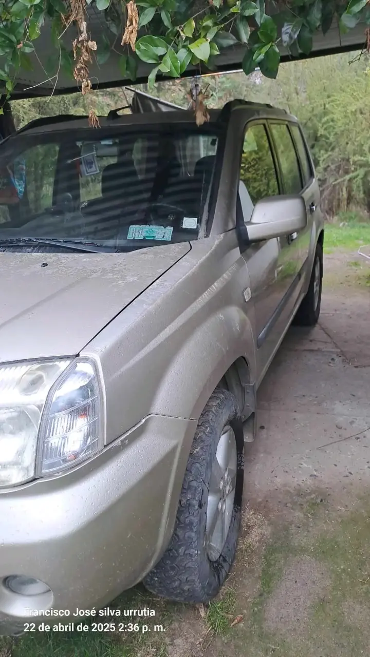 Camioneta SUV X-Trail plata - 3