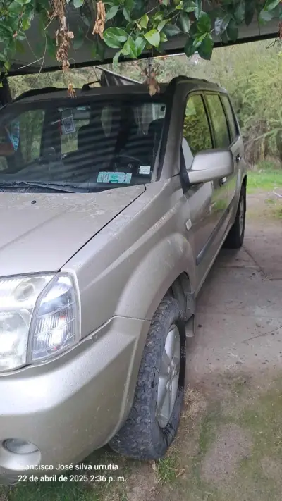 Camioneta SUV X-Trail plata - miniatura 3