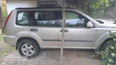 Camioneta SUV X-Trail plata - miniatura 4