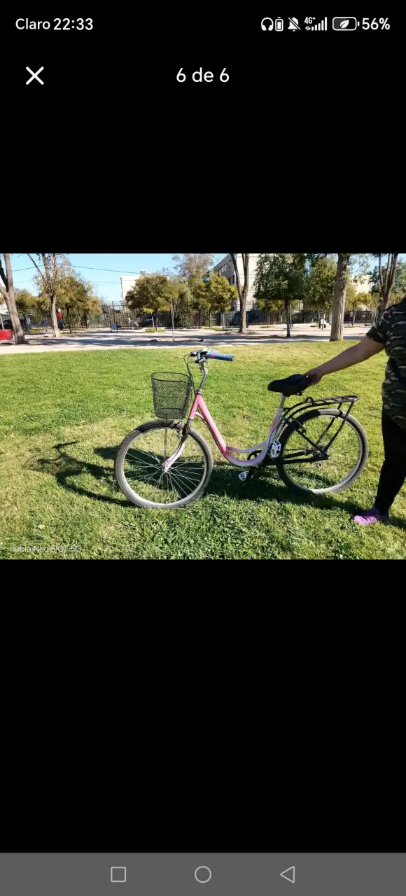 Bicicleta urbana rosa con canasto - 3