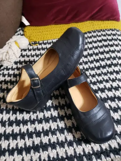 Zapatos negros con correa - miniatura 2