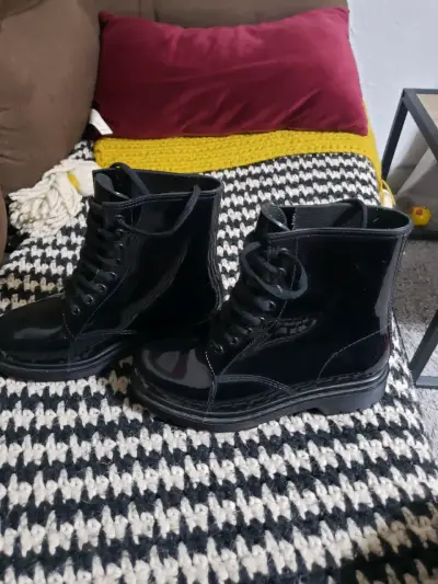 Botas negras de charol - miniatura 1