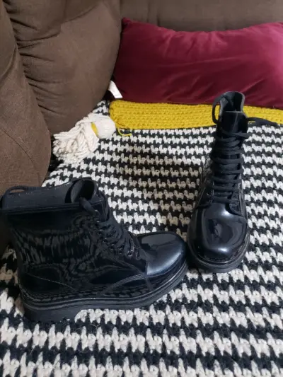 Botas negras de charol - miniatura 3