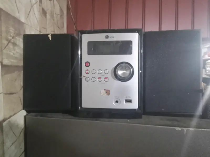 Equipo de música LG con parlantes