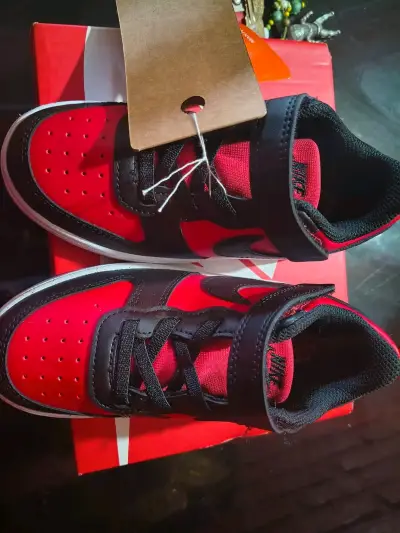 Zapatillas rojas y negras nuevas - miniatura 1