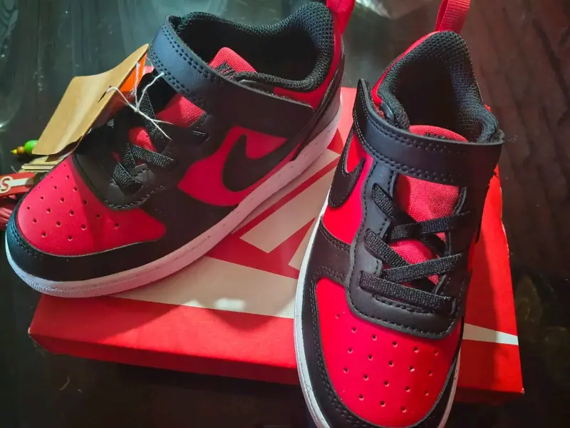 Zapatillas rojas y negras nuevas - 3