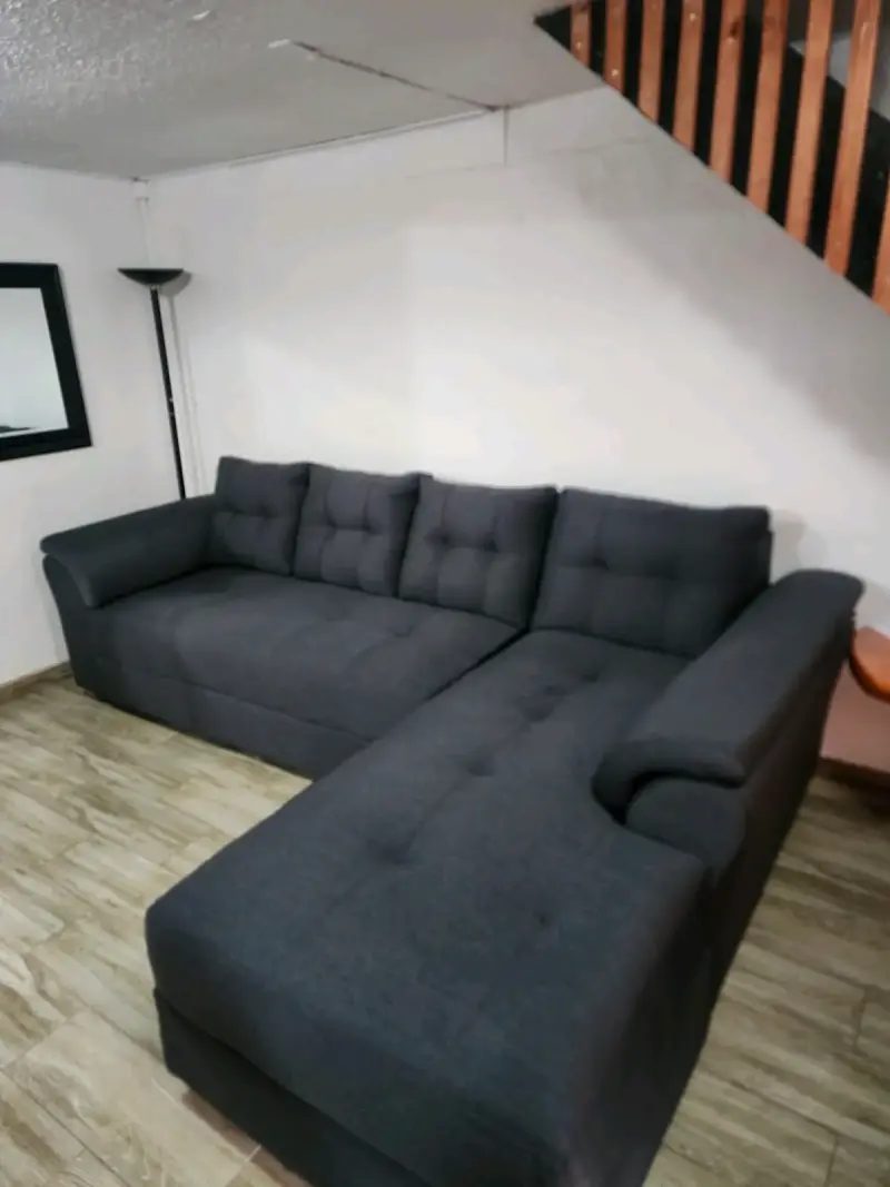 Sofá seccional gris oscuro - 1