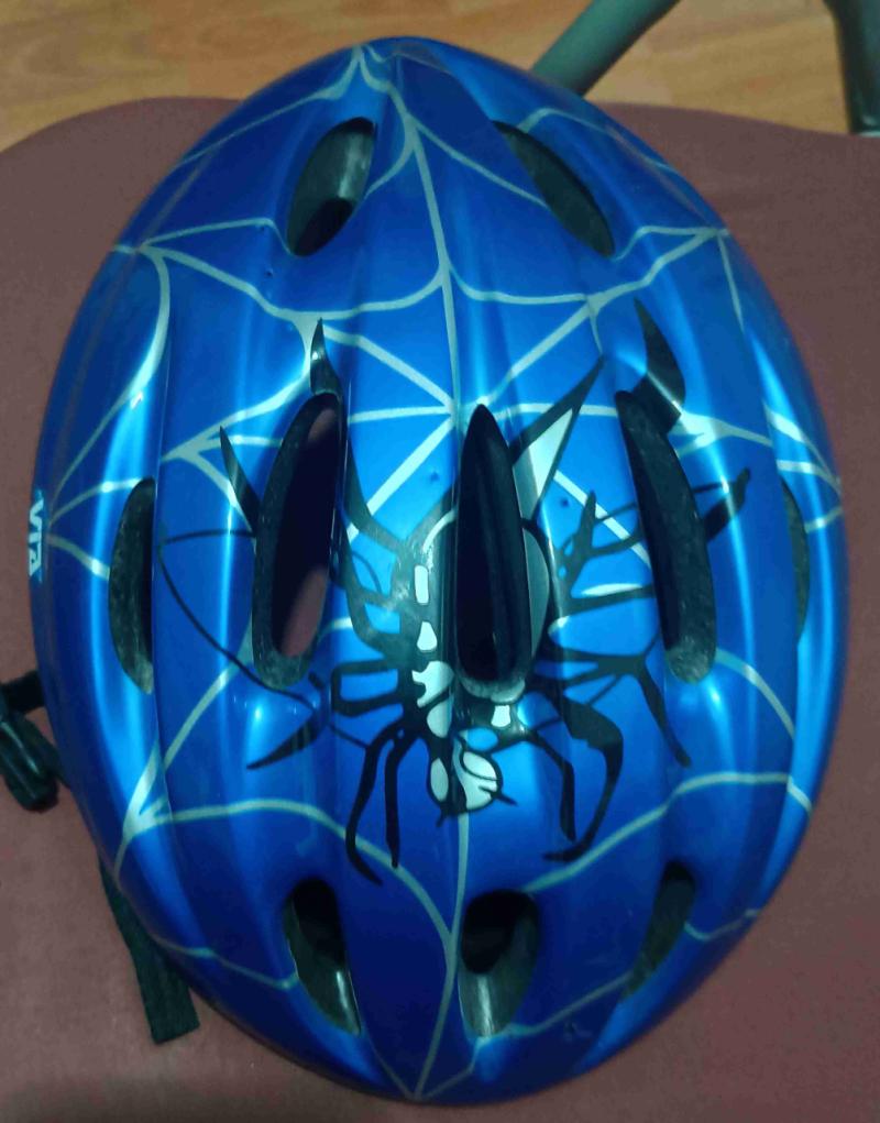 Casco azul con diseño de araña - 1