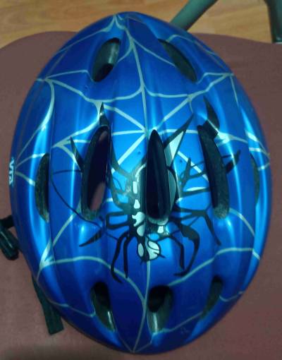 Casco azul con diseño de araña - miniatura 1