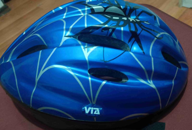 Casco azul con diseño de araña - 2