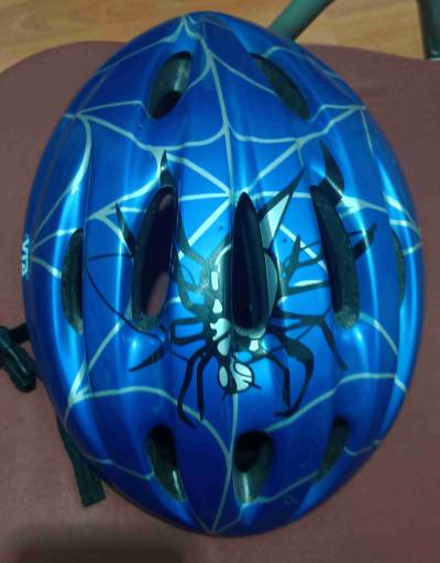 Casco azul con diseño de araña - miniatura 5