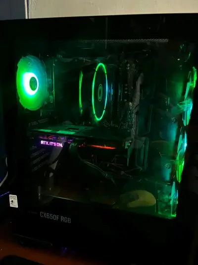 Computador gaming con iluminación RGB - miniatura 1
