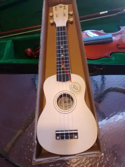 Ukulele soprano blanco nuevo - miniatura 1
